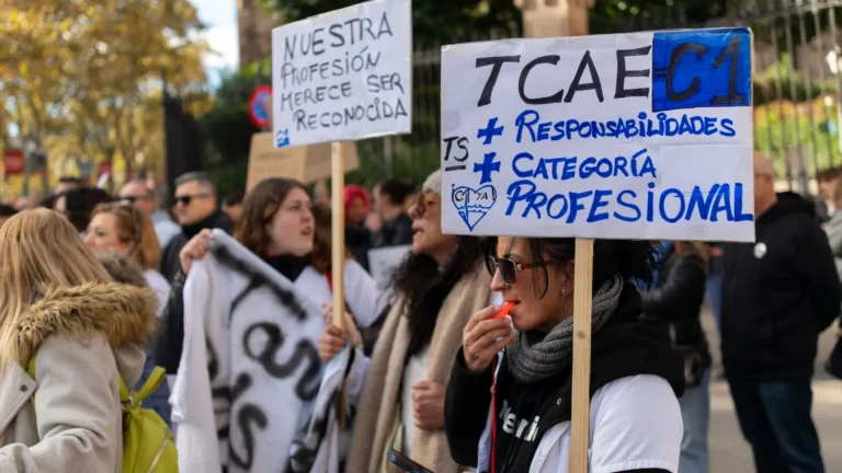 Primer informe oficial revela crisis en auxiliares de enfermería: 38% abandonaría su trabajo en un año