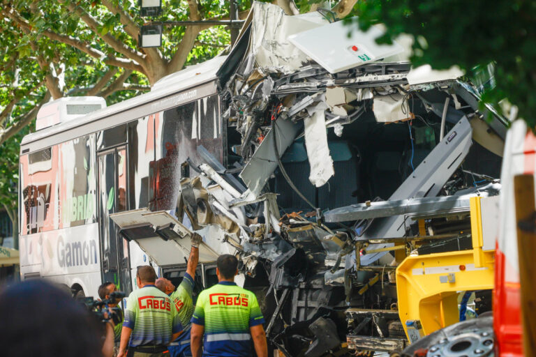 Al menos 46 heridos tras choque de autocar contra edificio en Lleida