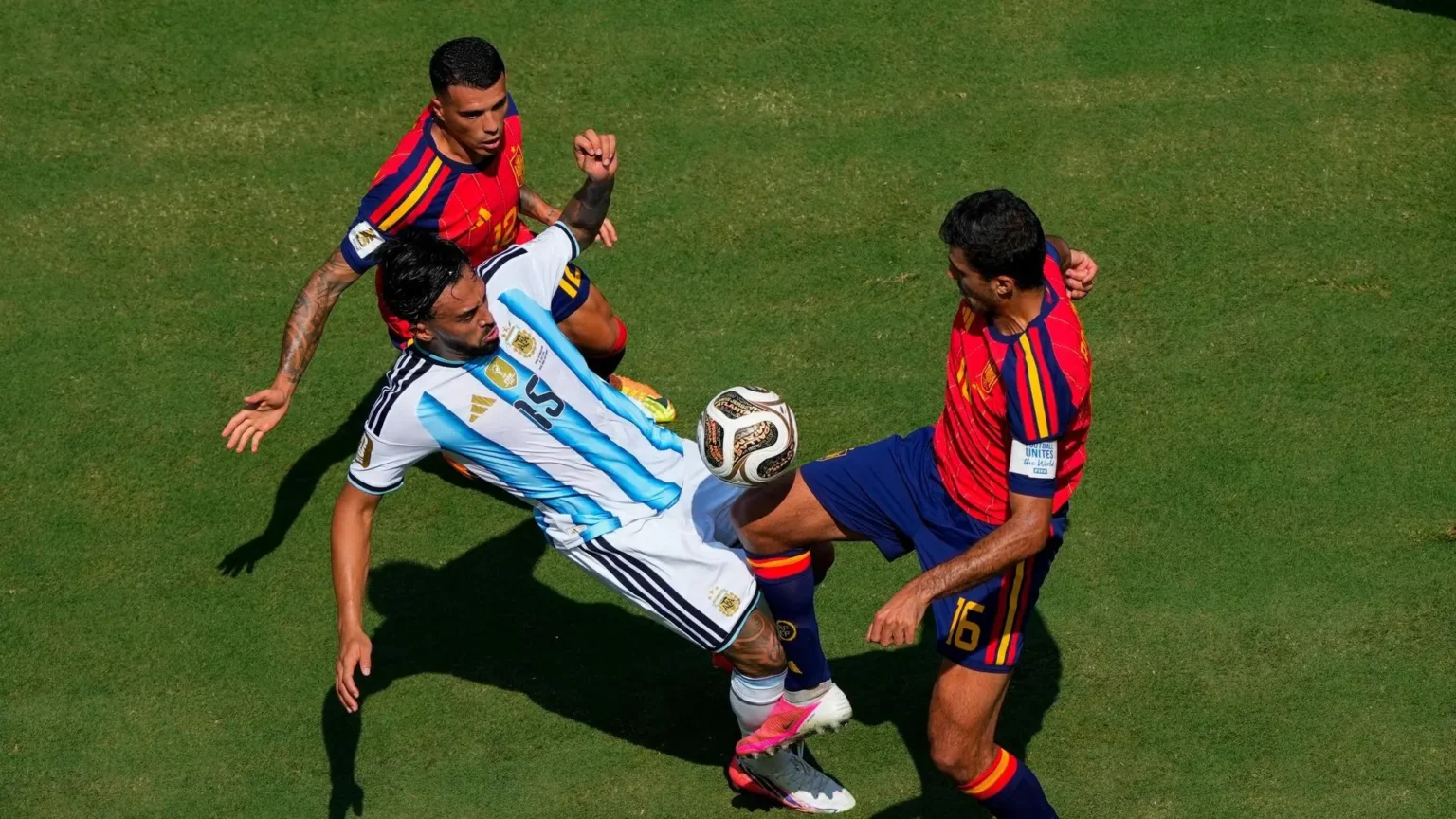 Polémica arbitral en la final del Mundial 2026: Slavko Vincic anula gol a España y permite juego agresivo de Argentina Polémica arbitral en la final del Mundial 2026: Slavko Vincic anula gol a España y permite juego agresivo de Argentina