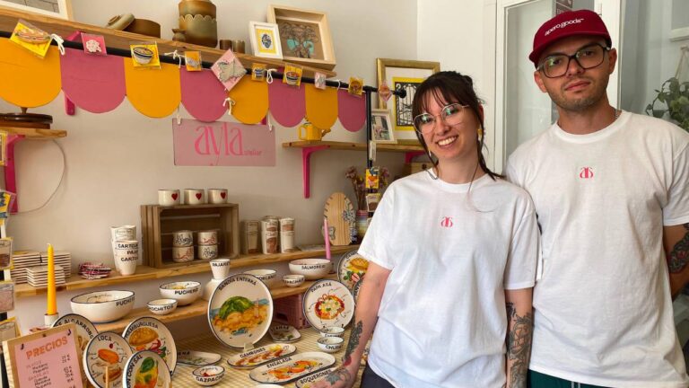 Un taller de cerámica en Málaga convierte la gastronomía local en vajillas artesanales