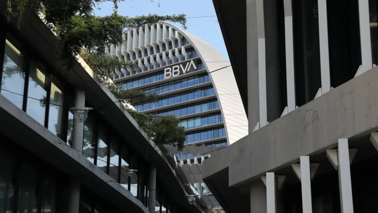 BBVA reduce su participación histórica en Telefónica del 5% al 1,96% tras abandonar el consejo de administración BBVA reduce su participación histórica en Telefónica del 5% al 1,96% tras abandonar el consejo de administración