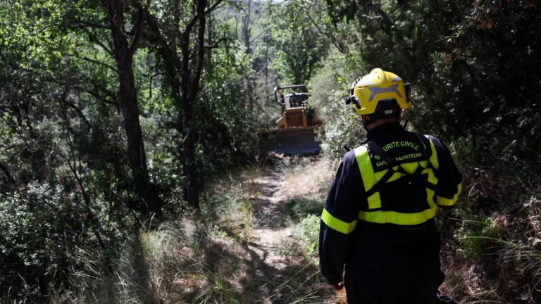 Bombero voluntario de 22 años pierde la vida durante combate de incendio forestal en los Alpes franceses