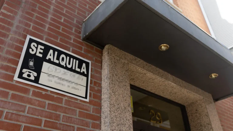 Los propietarios que alquilan dos o más viviendas cuadruplican los ingresos de los inquilinos en España Los propietarios que alquilan dos o más viviendas cuadruplican los ingresos de los inquilinos en España