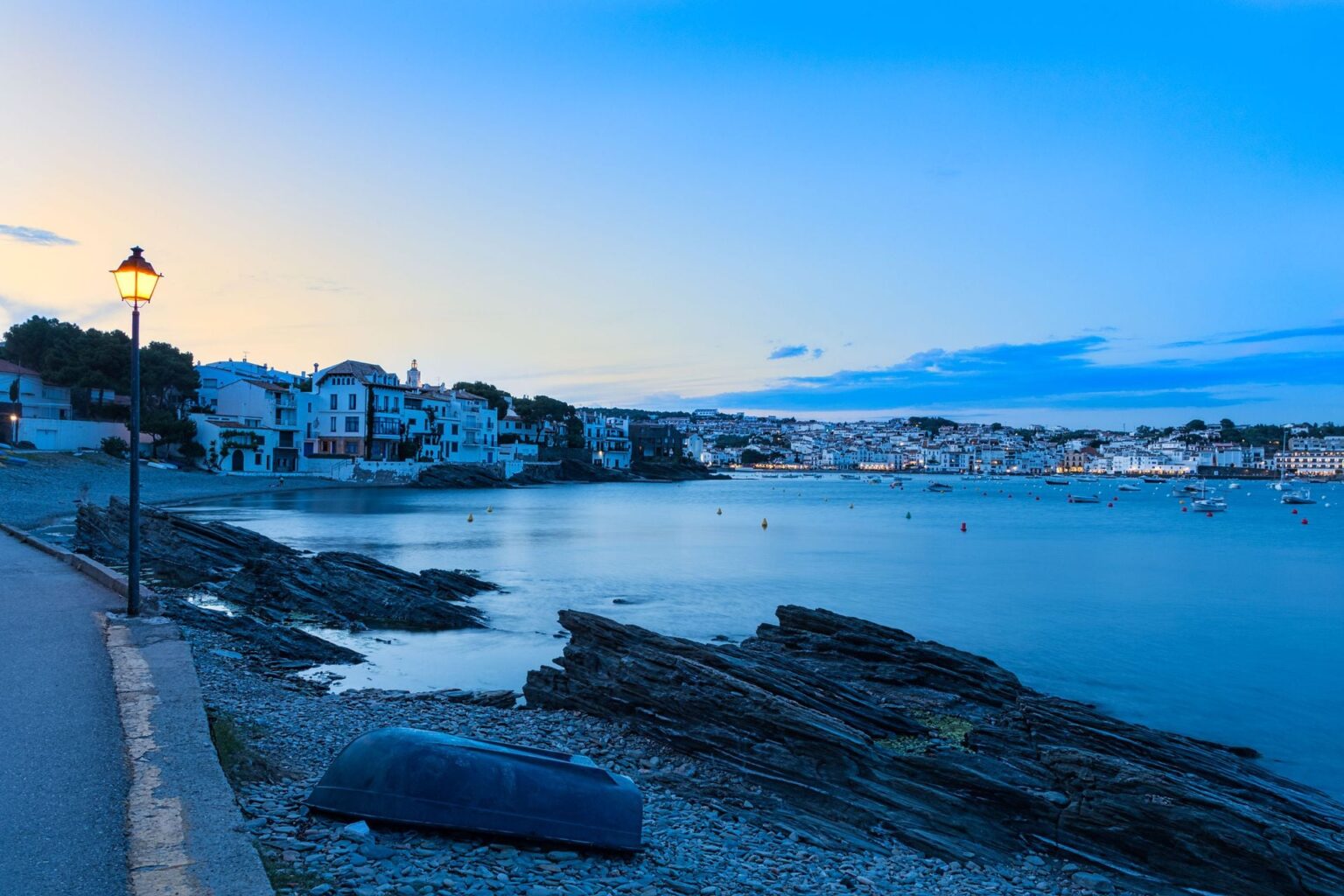 Cadaqués: el pueblo catalán de la Costa Brava que conserva su esencia mediterránea