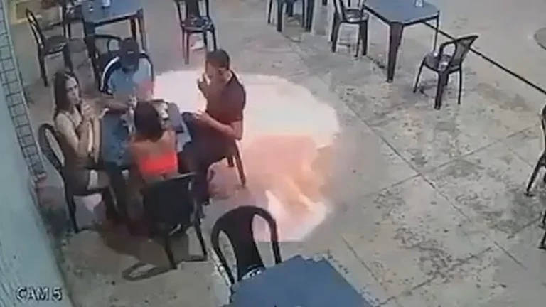 Una cerilla encendida provoca deflagración en gasolinera de Brasil mientras repostaba un camión cisterna Una cerilla encendida provoca deflagración en gasolinera de Brasil mientras repostaba un camión cisterna