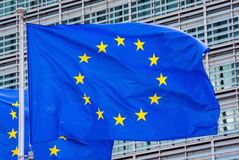 Comisión Europea amenaza con multar a España por incumplir normas de protección frente al amianto Comisión Europea amenaza con multar a España por incumplir normas de protección frente al amianto