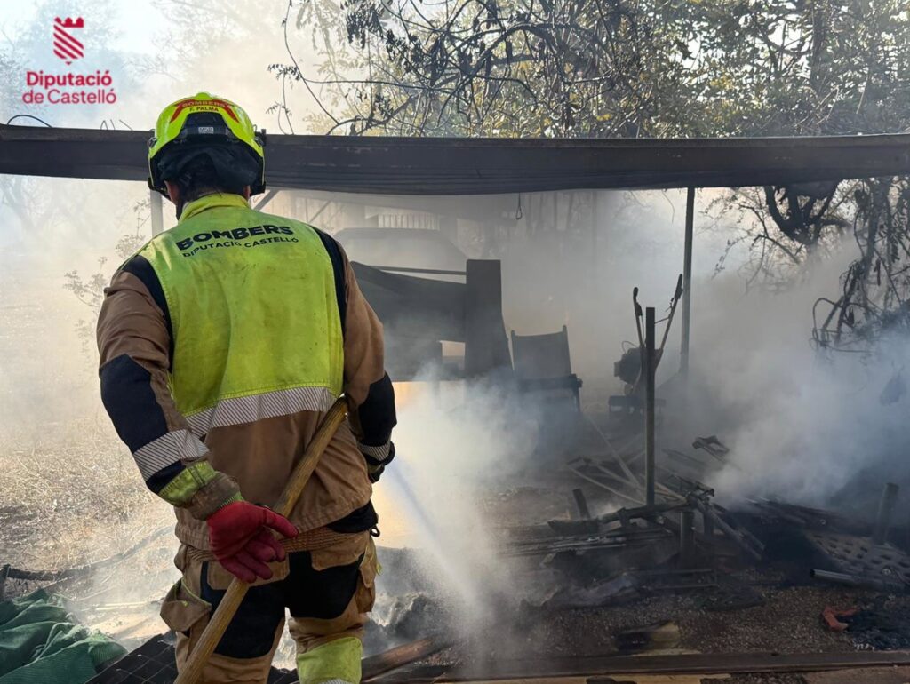 Logran controlar incendio de vegetación en Peñíscola