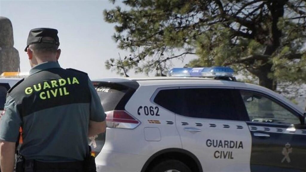 Guardia Civil detiene a tres hombres que se hacían pasar por repartidores para robar con pistola en Granada Guardia Civil detiene a tres hombres que se hacían pasar por repartidores para robar con pistola en Granada