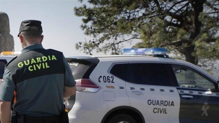 Guardia Civil detiene a tres hombres que se hacían pasar por repartidores para robar con pistola en Granada Guardia Civil detiene a tres hombres que se hacían pasar por repartidores para robar con pistola en Granada