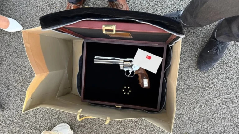 Erdogan entrega revólveres personalizados a 31 líderes de la OTAN durante cumbre en Ankara Erdogan entrega revólveres personalizados a 31 líderes de la OTAN durante cumbre en Ankara