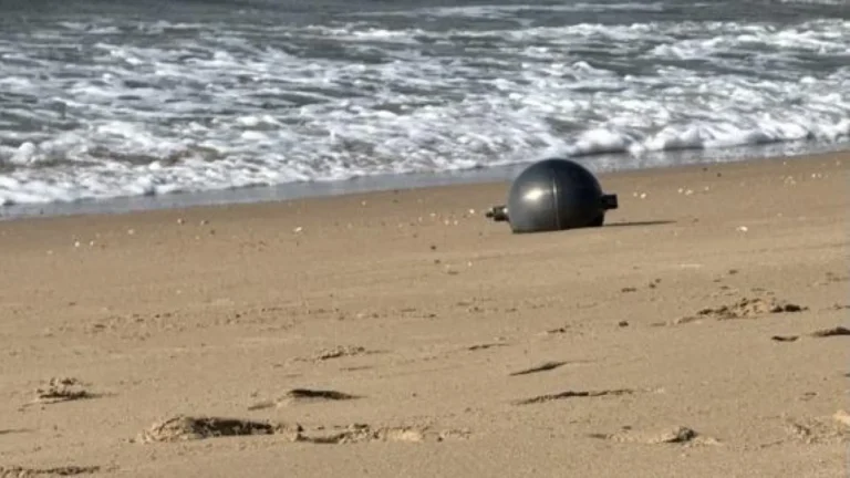 Seis esferas metálicas de origen espacial aparecen en una playa de Australia y alertan a las autoridades