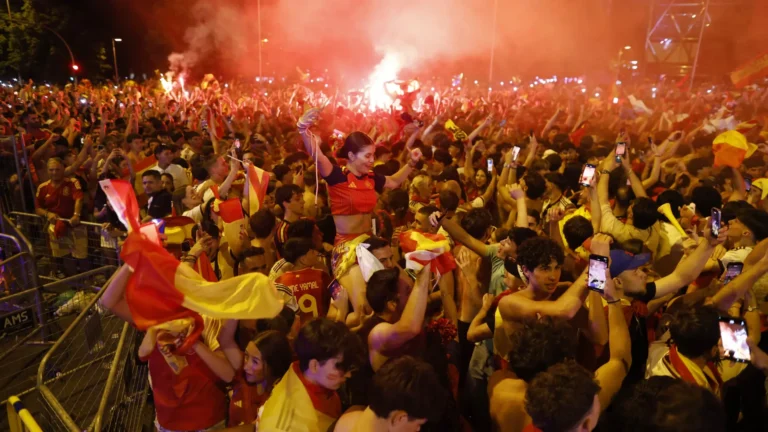 Dos millones de aficionados reciben en Madrid a la selección española tras conquistar su segundo Mundial Dos millones de aficionados reciben en Madrid a la selección española tras conquistar su segundo Mundial