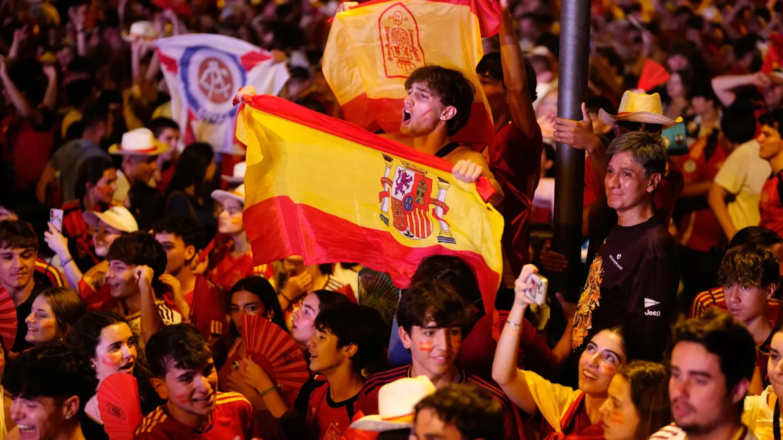 Miles de aficionados celebran en Madrid la clasificación de España a la final del Mundial tras vencer 2-0 a Francia