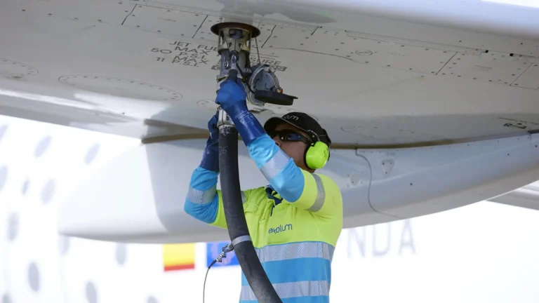 España aprueba metas de biocombustibles que exigirán reemplazar 22% de gasolina y diésel para 2040