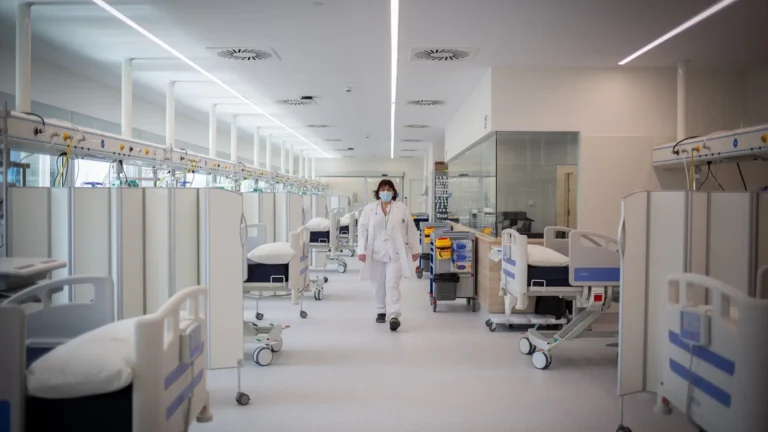 España aprueba ley que permitirá a enfermeras y fisioterapeutas prescribir medicamentos