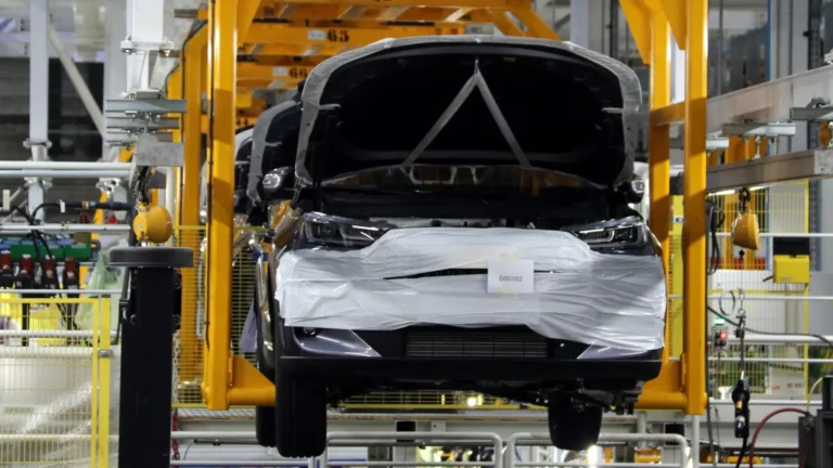 Fabricantes chinos instalan plantas en Europa mientras Volkswagen enfrenta su peor crisis en una década