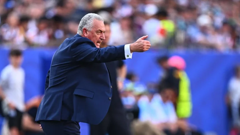 Gustavo Alfaro niega rotundamente insultos al cuerpo técnico de Francia tras eliminación de Paraguay Gustavo Alfaro niega rotundamente insultos al cuerpo técnico de Francia tras eliminación de Paraguay