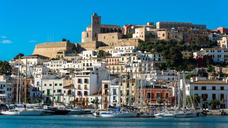 Un itinerario de 48 horas en la ciudad de Ibiza con alojamiento boutique, gastronomía ibicenca y visita a Formentera
