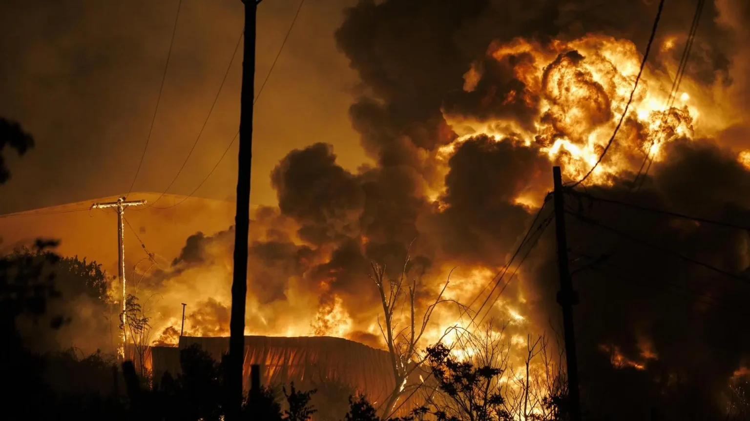 Incendio industrial en Salónica genera nube tóxica que cubre la ciudad griega