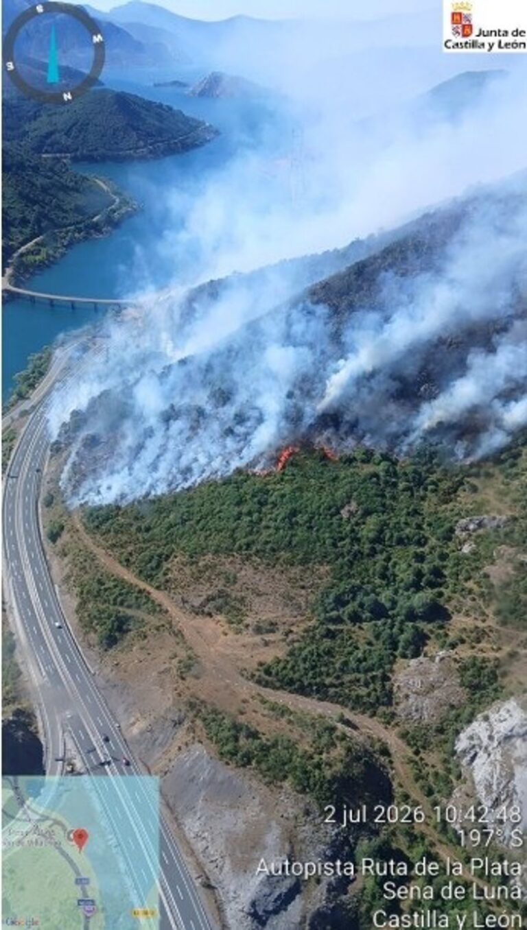 Incendio forestal en Sena de Luna alcanza más de 100 hectáreas y obliga a restringir carril de autopista