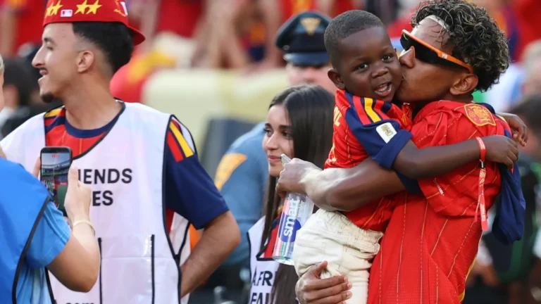 Keyne, el hermano menor de Lamine Yamal, protagoniza la celebración del Mundial de España Keyne, el hermano menor de Lamine Yamal, protagoniza la celebración del Mundial de España