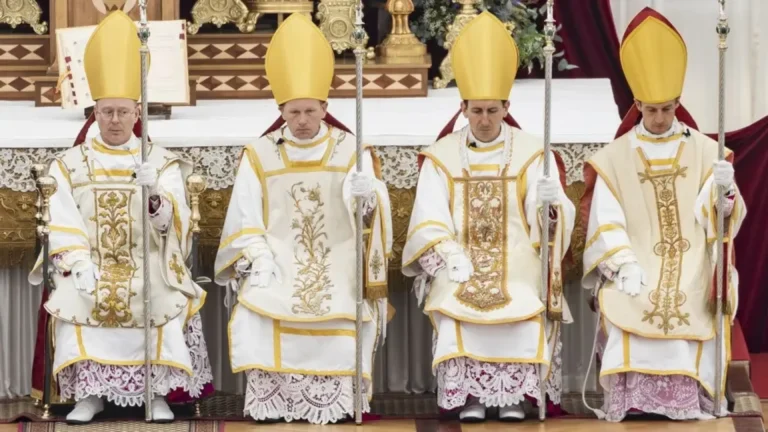 Vaticano excomulga a cinco miembros de la Fraternidad ultraconservadora San Pío X tras ordenación no autorizada Vaticano excomulga a cinco miembros de la Fraternidad ultraconservadora San Pío X tras ordenación no autorizada