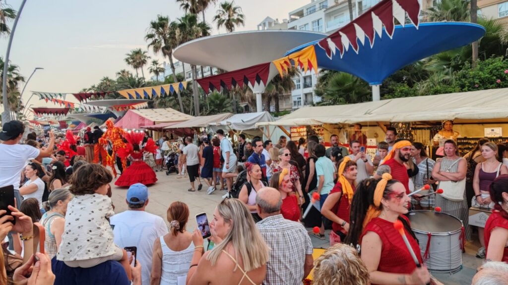 Estepona abre mercadillo de verano con treinta puestos en el paseo marítimo hasta septiembre