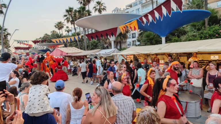 Estepona abre mercadillo de verano con treinta puestos en el paseo marítimo hasta septiembre Estepona abre mercadillo de verano con treinta puestos en el paseo marítimo hasta septiembre
