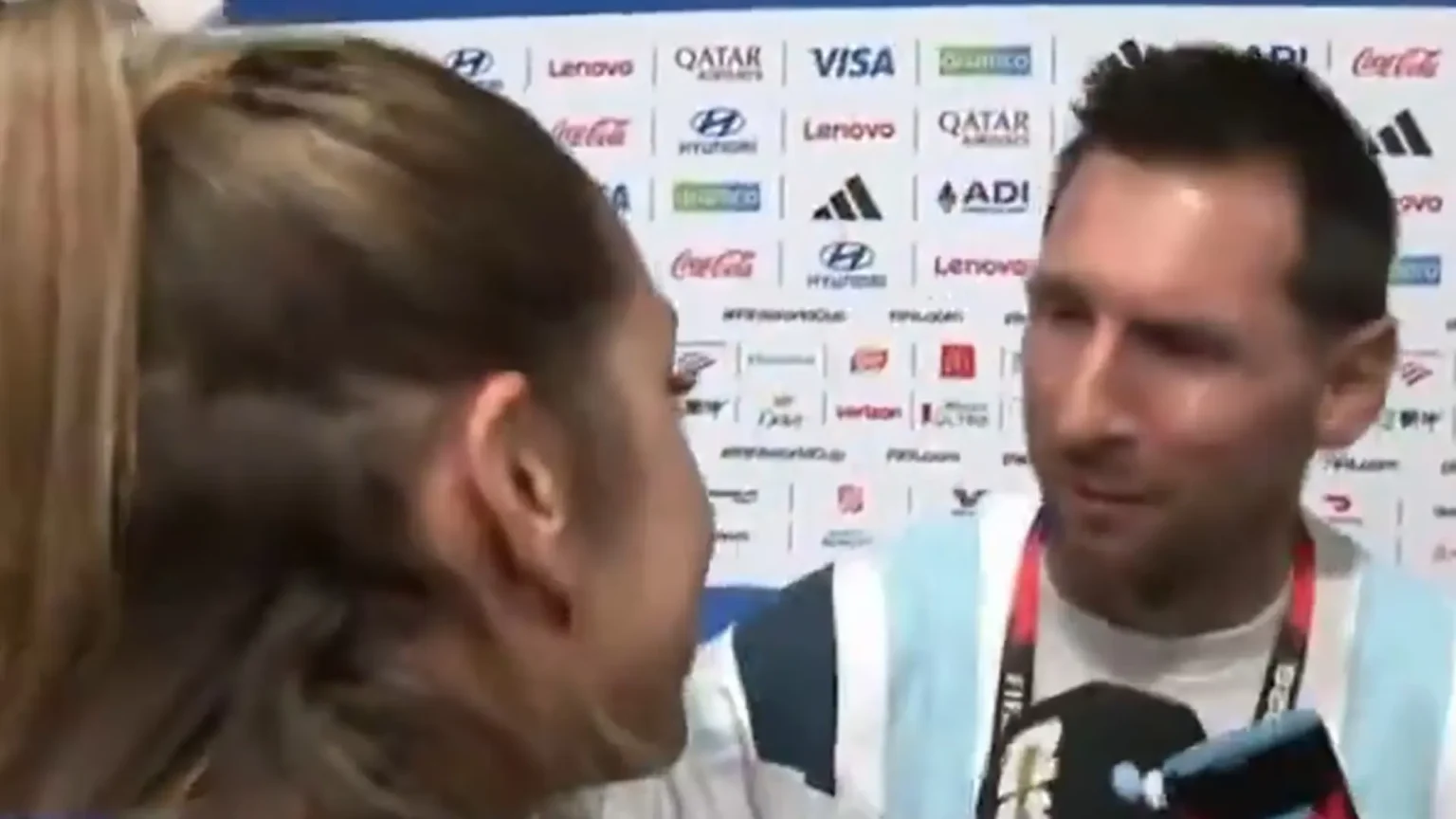 El momento viral entre Messi y la periodista Sofi Martínez tras la victoria de Argentina en el Mundial
