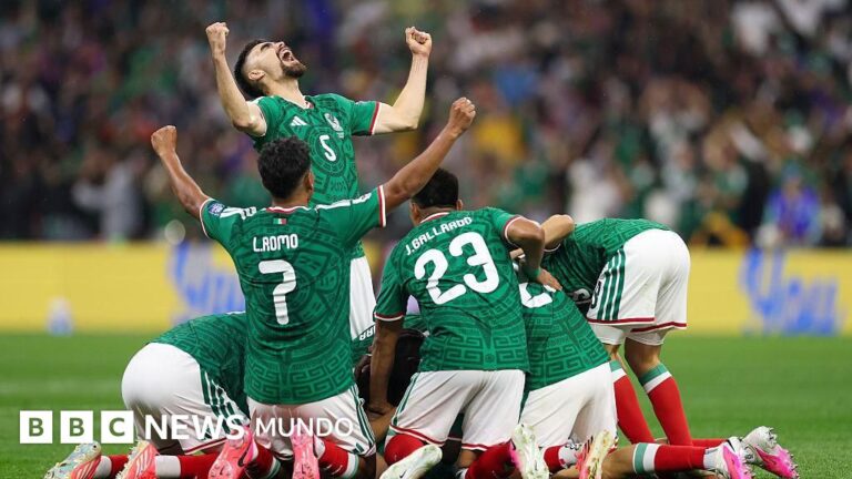 México vence a Ecuador y juega su quinto partido en un Mundial tras 40 años, pero la maldición aún no se rompe