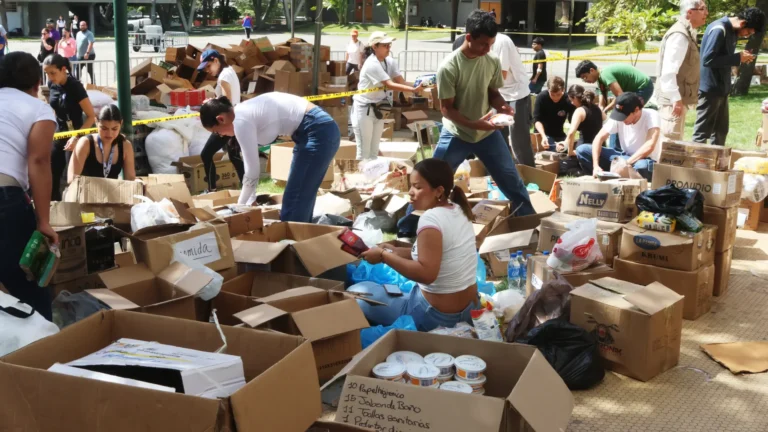 Una ola de solidaridad desborda Venezuela tras terremotos que dejaron más de 2.500 muertos Una ola de solidaridad desborda Venezuela tras terremotos que dejaron más de 2.500 muertos