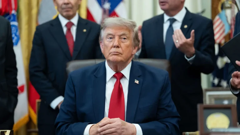 Operador del teleprónter de Trump suspendido tras investigación federal por apuestas sobre discursos presidenciales