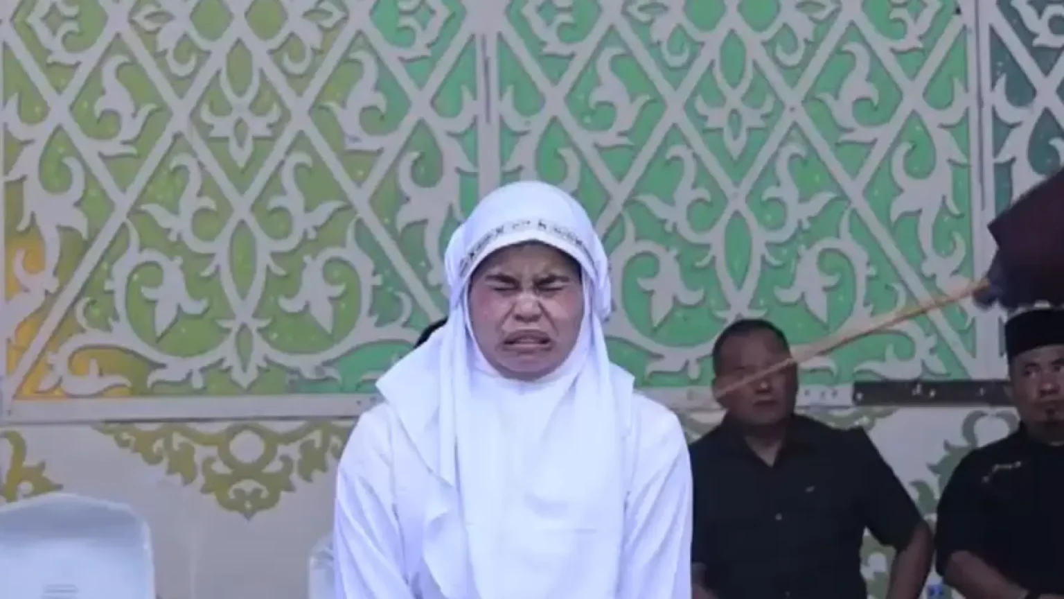 Pareja recibe latigazos en público en Indonesia tras besarse sin estar casados en video de TikTok Pareja recibe latigazos en público en Indonesia tras besarse sin estar casados en video de TikTok
