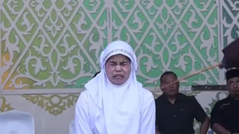 Pareja recibe latigazos en público en Indonesia tras besarse sin estar casados en video de TikTok Pareja recibe latigazos en público en Indonesia tras besarse sin estar casados en video de TikTok