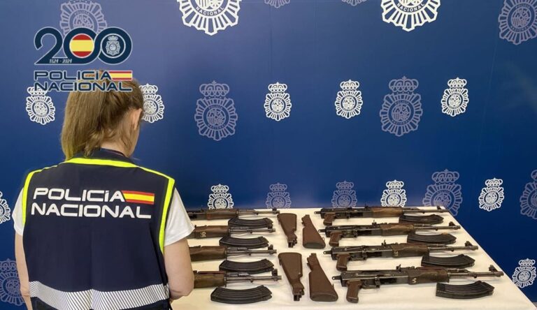 Policía Nacional intercepta ocho kalasnikov y detiene a cuatro personas tras persecución en Alicante Policía Nacional intercepta ocho kalasnikov y detiene a cuatro personas tras persecución en Alicante