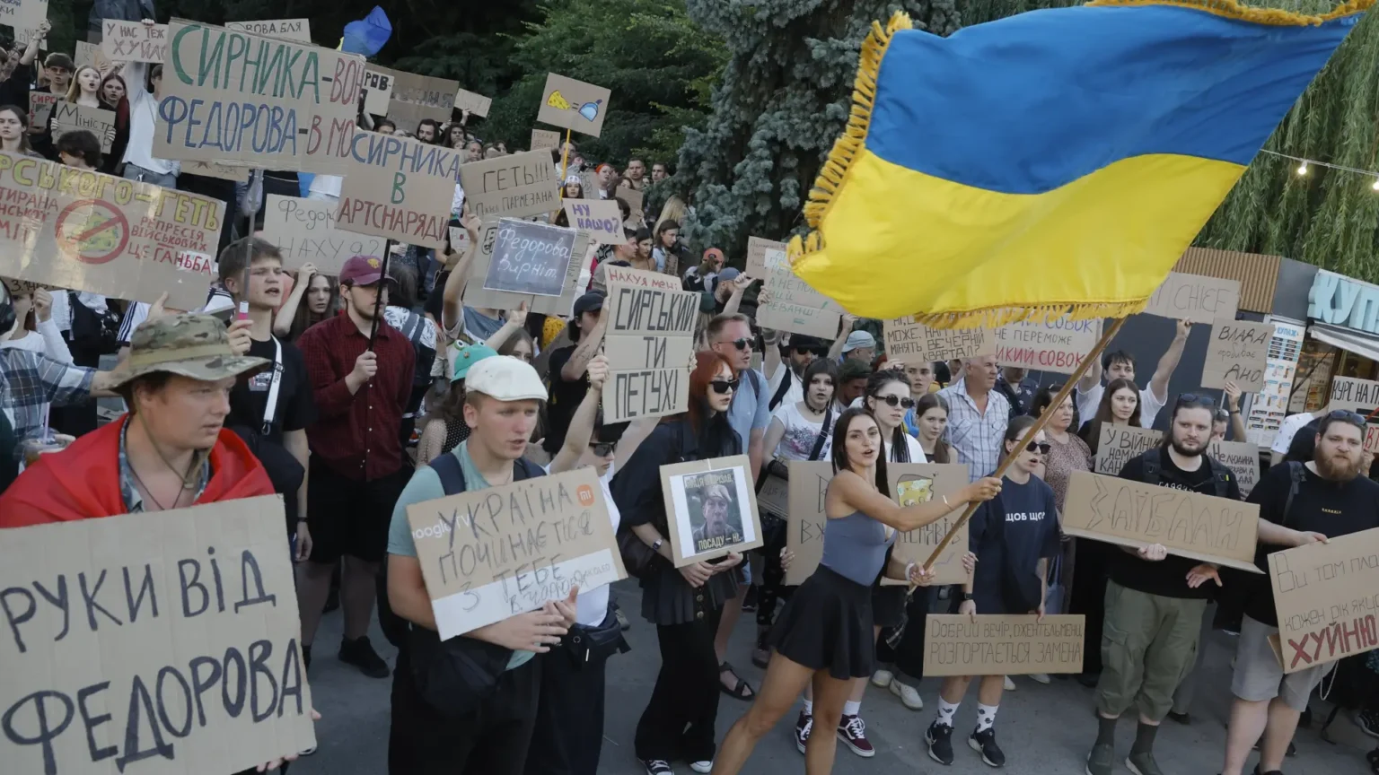 Miles de ucranianos protestan contra Zelenski tras destituir al ministro de Defensa Mijailo Fedorov Miles de ucranianos protestan contra Zelenski tras destituir al ministro de Defensa Mijailo Fedorov
