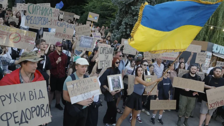 Miles de ucranianos protestan contra Zelenski tras destituir al ministro de Defensa Mijailo Fedorov Miles de ucranianos protestan contra Zelenski tras destituir al ministro de Defensa Mijailo Fedorov