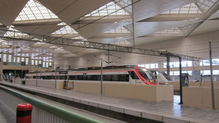 Un rayo impacta un AVE entre Guadalajara y Soria y provoca retrasos en la línea Madrid-Barcelona Un rayo impacta un AVE entre Guadalajara y Soria y provoca retrasos en la línea Madrid-Barcelona