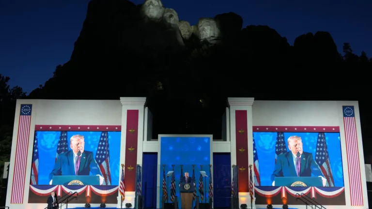 Trump celebra el 250 aniversario de la independencia de Estados Unidos desde el Monte Rushmore Trump celebra el 250 aniversario de la independencia de Estados Unidos desde el Monte Rushmore