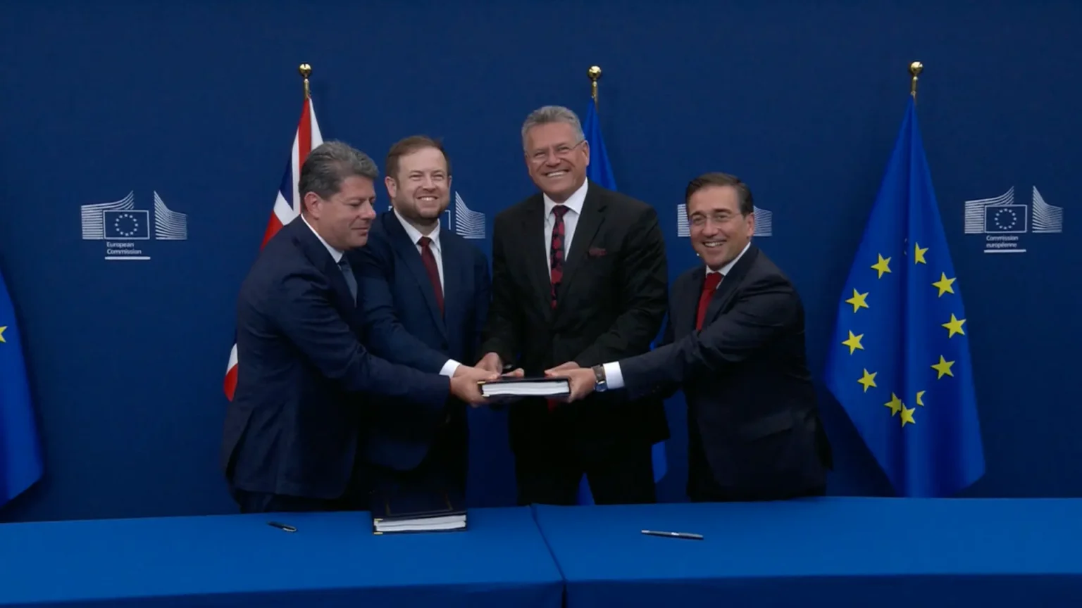 UE y Reino Unido firman el Tratado sobre Gibraltar que elimina la Verja tras tres siglos de confrontación UE y Reino Unido firman el Tratado sobre Gibraltar que elimina la Verja tras tres siglos de confrontación