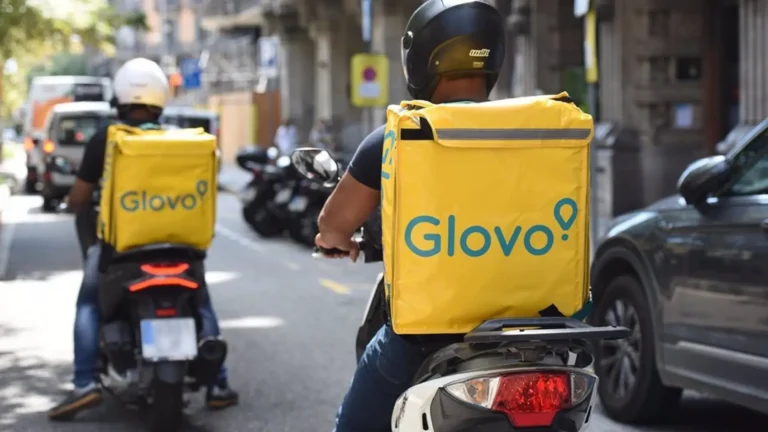 Trabajadores de Glovo en España expresan incertidumbre tras anuncio de venta a fondo estadounidense