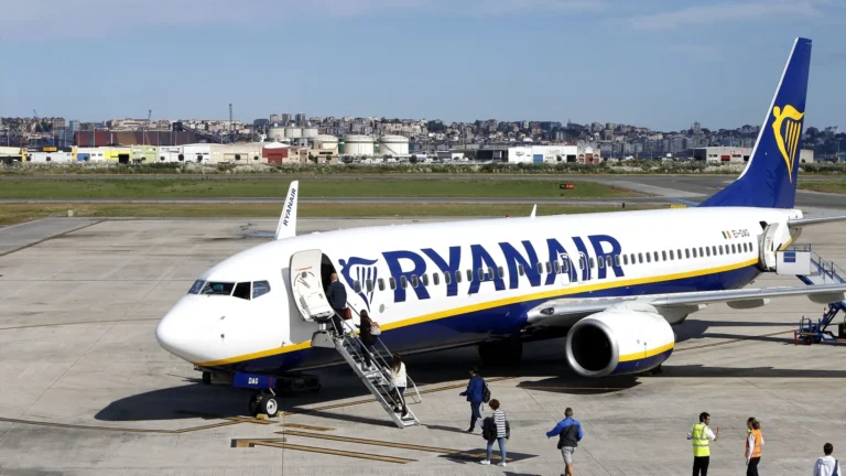Pasajero es succionado por ventanilla rota en vuelo de Ryanair y su esposa lo salva sujetándolo por las piernas Pasajero es succionado por ventanilla rota en vuelo de Ryanair y su esposa lo salva sujetándolo por las piernas