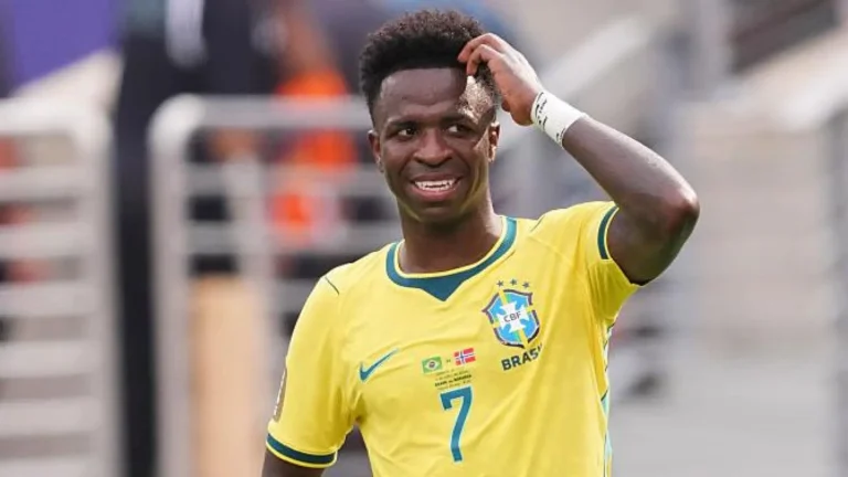 Vinícius Jr se somete a operación estética en la barbilla durante sus vacaciones en Brasil Vinícius Jr se somete a operación estética en la barbilla durante sus vacaciones en Brasil