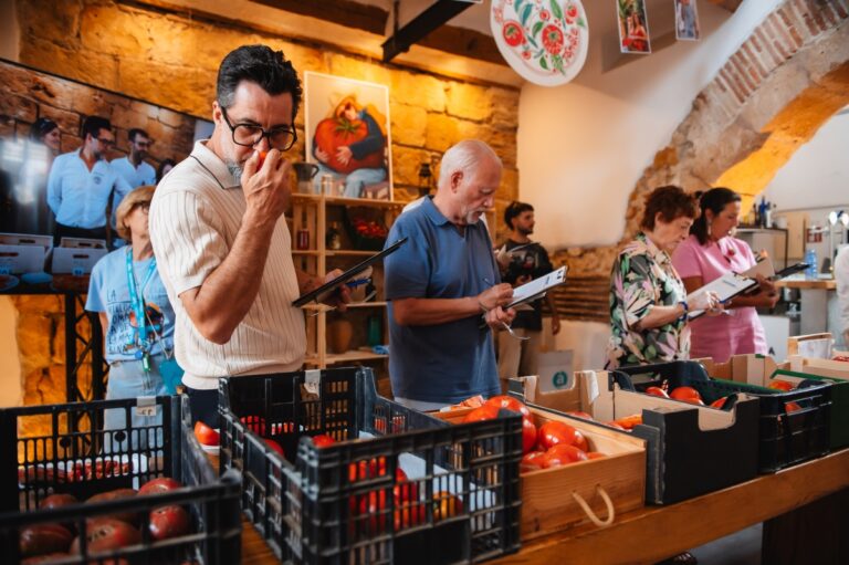 Albañil de Benissa gana el concurso del mejor tomate de la Comunidad Valenciana con una variedad rosa de Altea