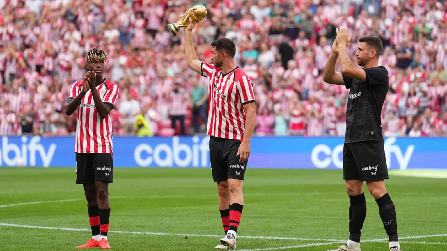 Athletic Club homenajea a sus campeones del mundo entre ovaciones y pitos en San Mamés