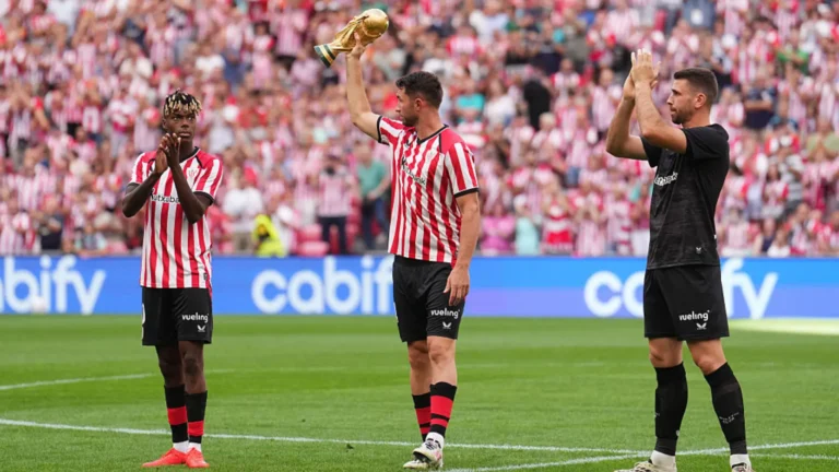 Athletic Club homenajea a sus campeones del mundo entre ovaciones y pitos en San Mamés