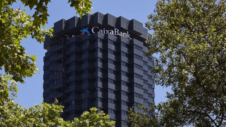CaixaBank alcanza beneficio récord de 3,203 millones en el primer semestre de 2026