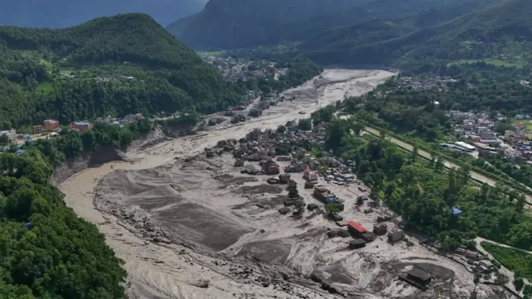 Colapso de glaciar en Nepal causa riada devastadora con cerca de 300 muertos y más de mil desaparecidos