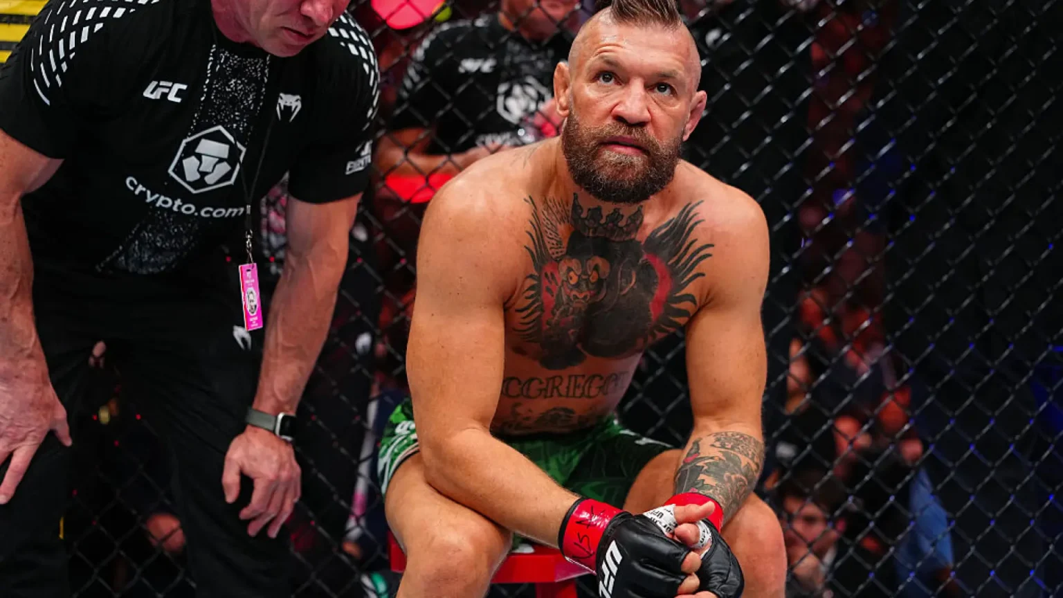 Conor McGregor estará fuera un año tras lesionarse la rodilla en los primeros segundos de UFC 329