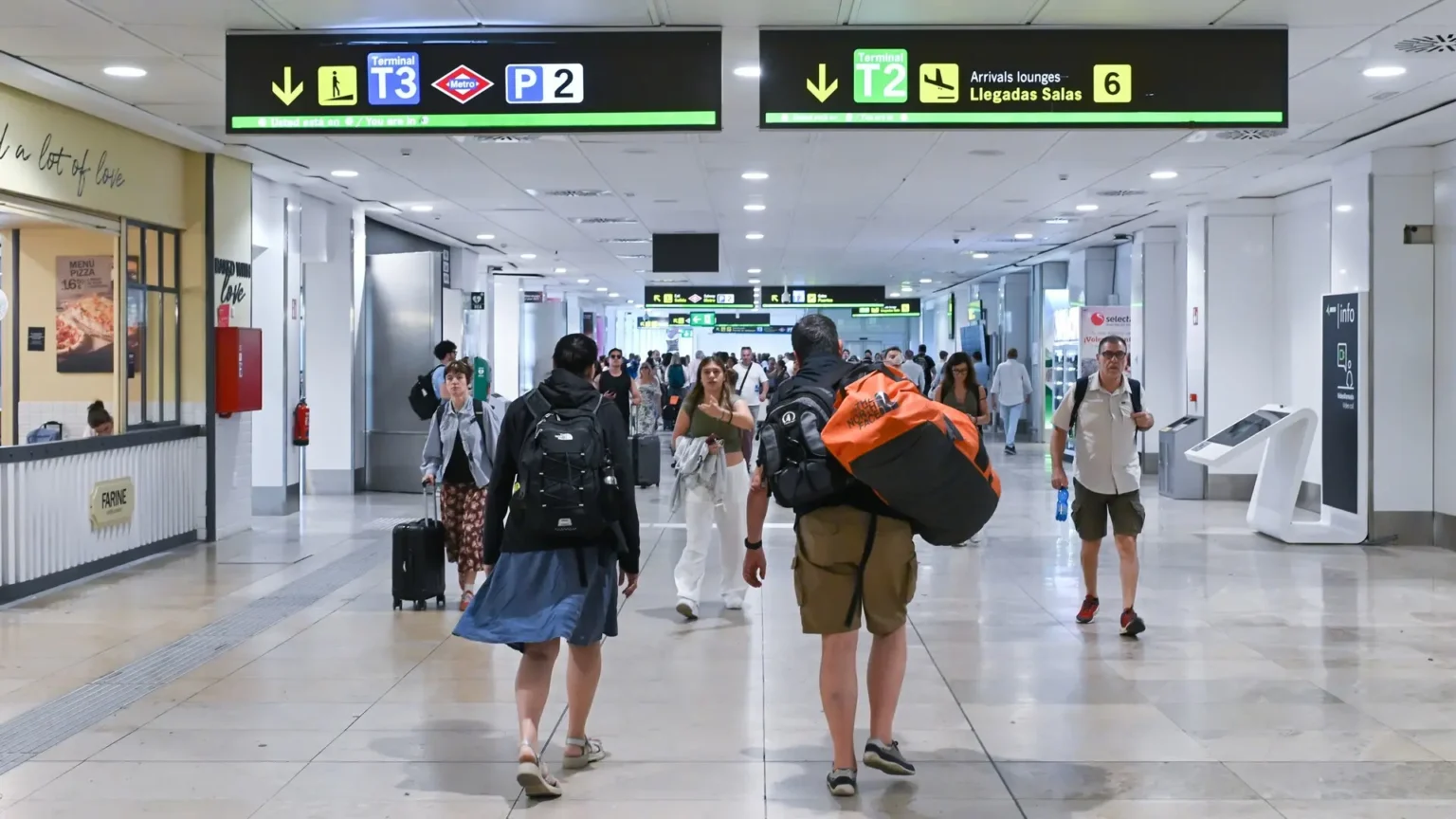 España realiza controles fronterizos a más de 3,500 viajeros provenientes de Italia en 13 aeropuertos